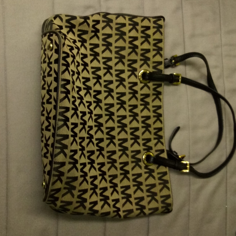michael kors bag tan and black